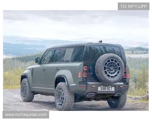 足球明星与路虎卫士的完美结合展现运动与豪华的极致魅力